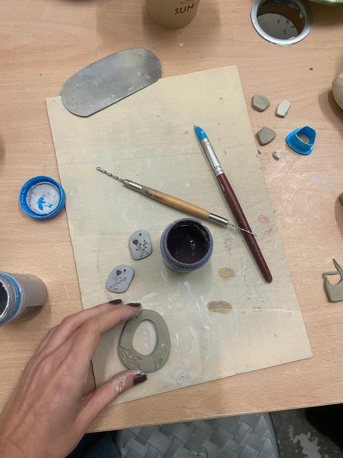 Taller de ceràmica: Dissenya les teves arracades i penjolls 2h