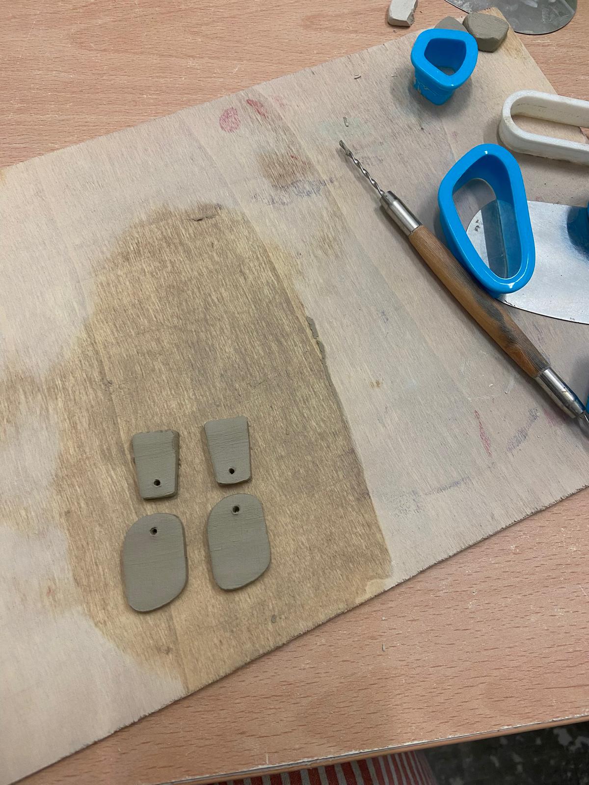 Taller de ceràmica: Dissenya les teves arracades i penjolls 2h