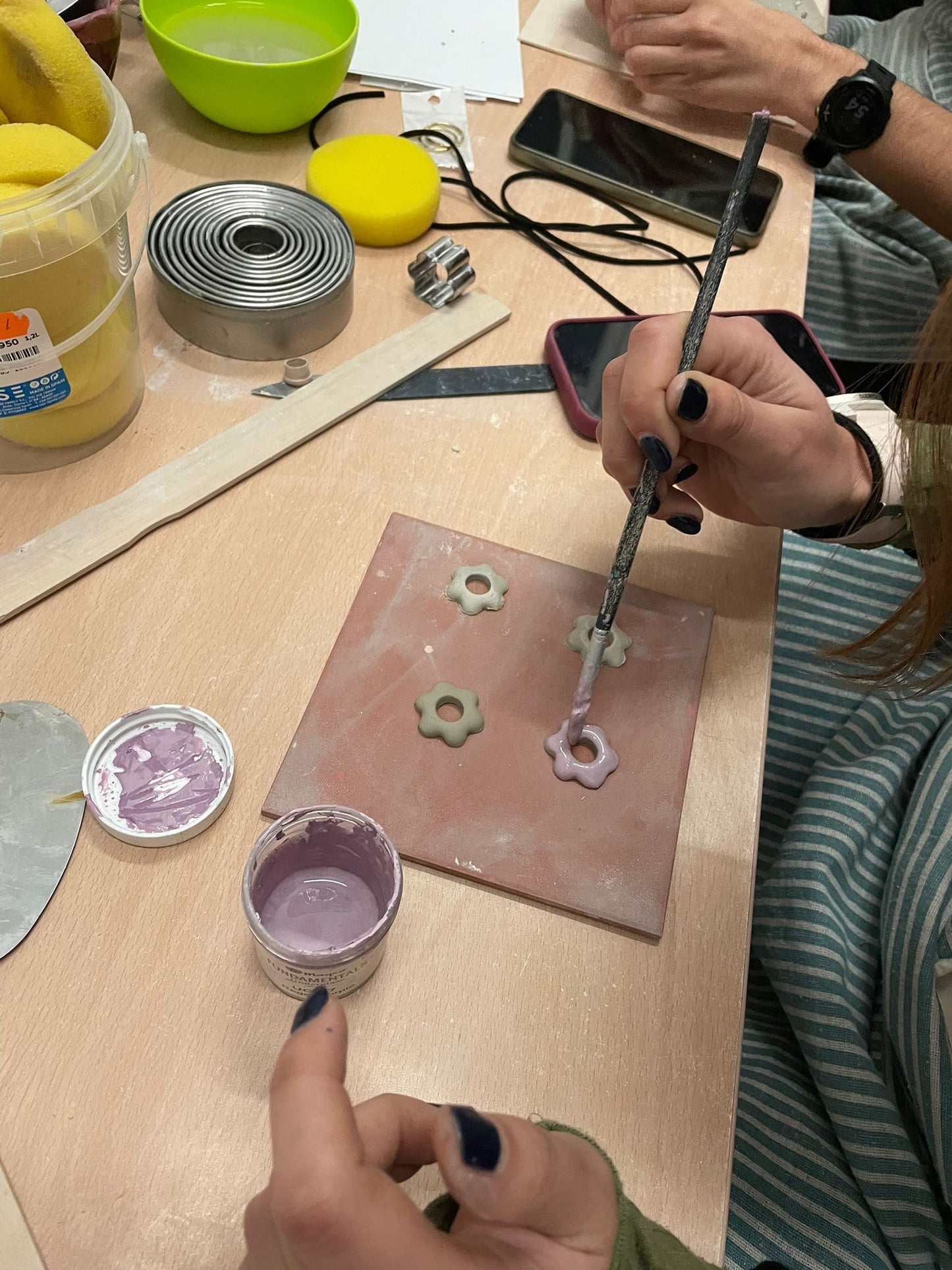 Taller de ceràmica: Dissenya les teves arracades i penjolls 2h