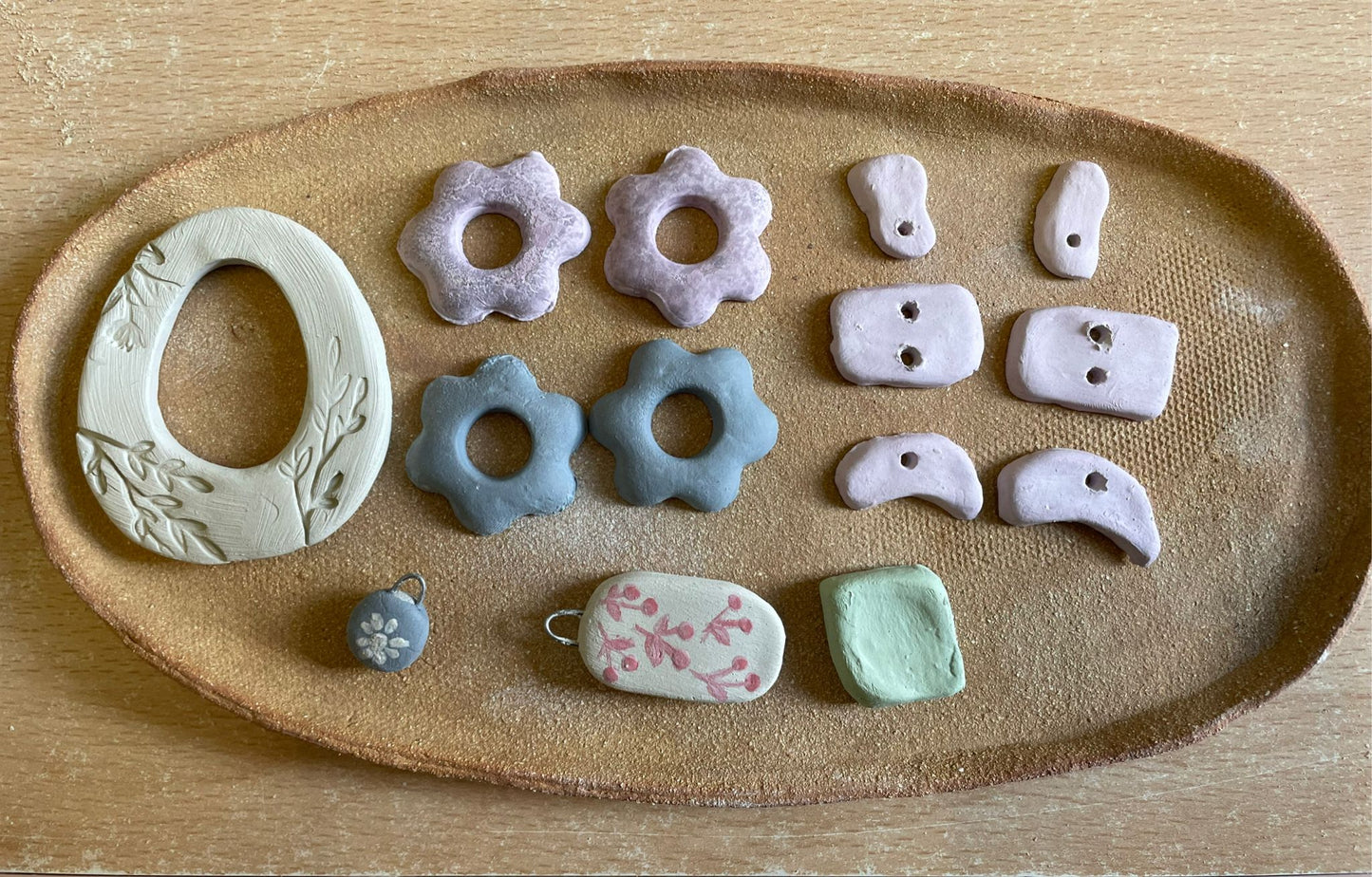 Taller de ceràmica: Dissenya les teves arracades i penjolls 2h